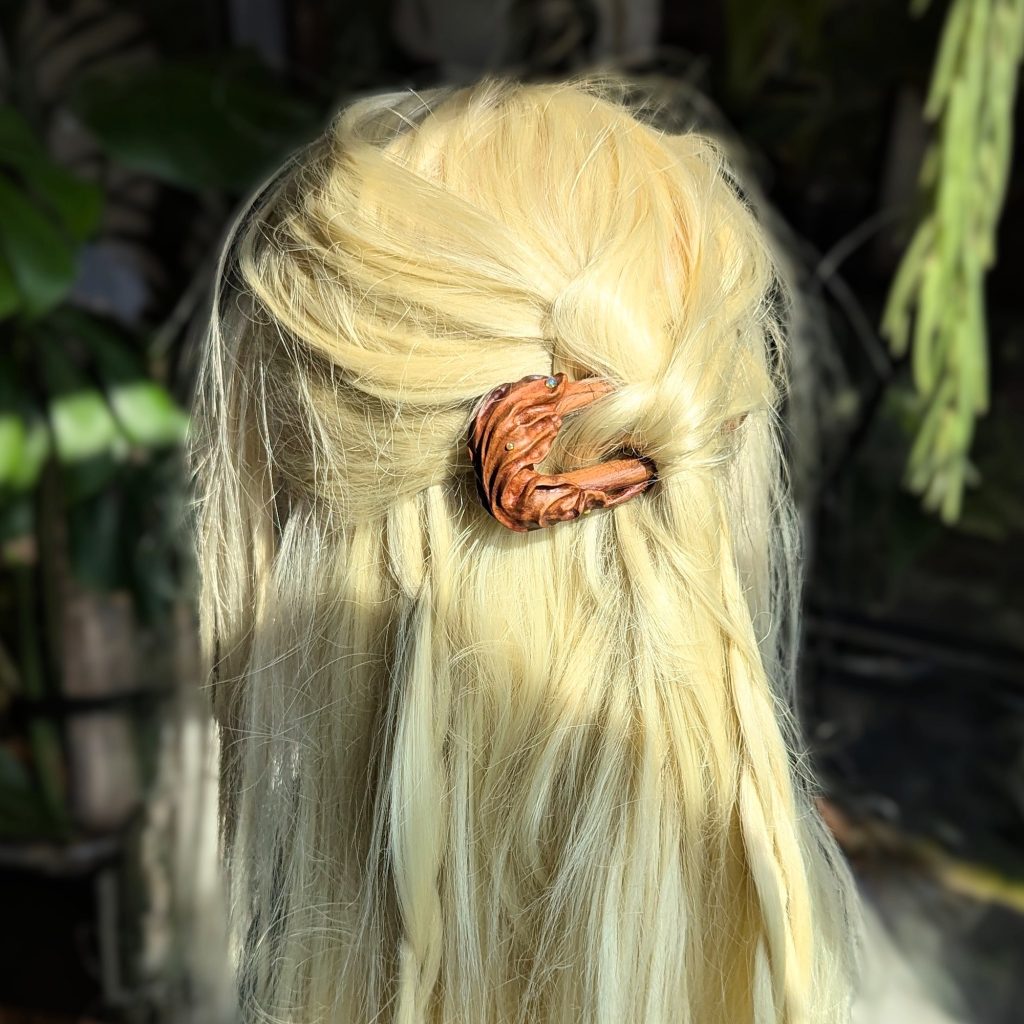 Pflaumenholz Haarforke in blondem dutt