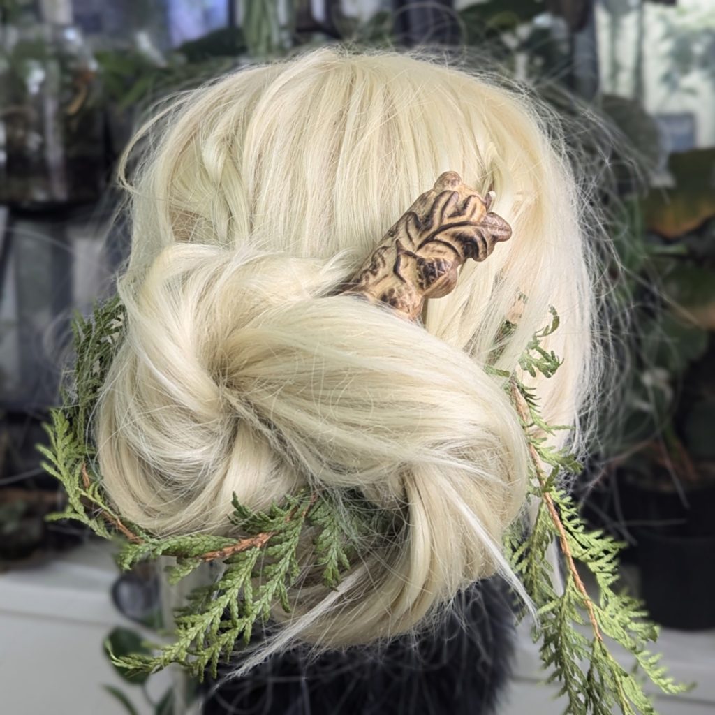 Handgeschnitzter Haarstab aus Roteiche mit Eichenblättern