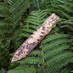 Handgeschnitzter Haarstab aus Roteiche mit Eichenblättern