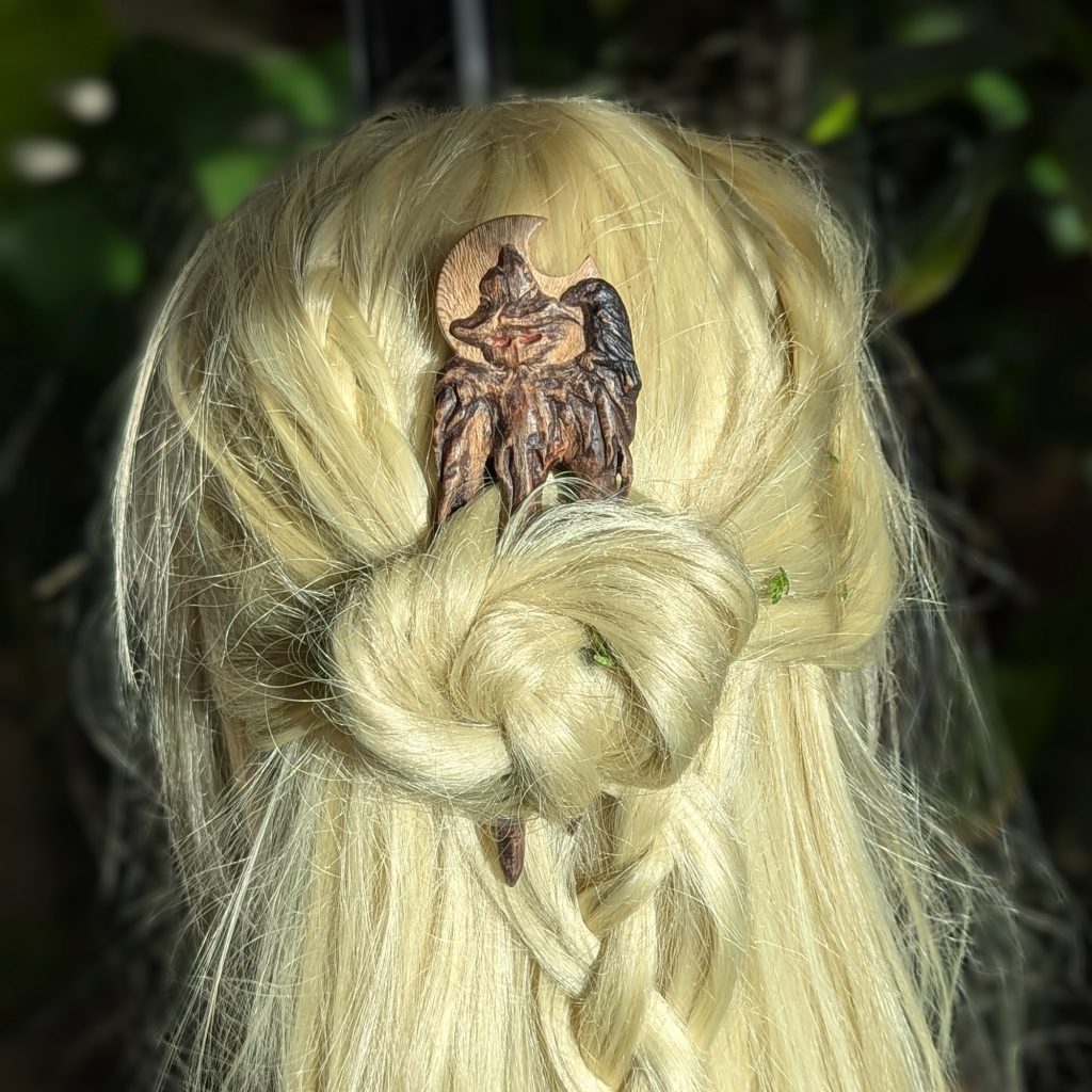 dutt mit forke Handgeschnitzte Platanenholz Haarforke „Haunted Best Friend“ mit detailreiner Schnitzerei einer Vogelscheuche und einer Krähe vor einer Mondsichel, ergonomisch gebogen für feines Haar.